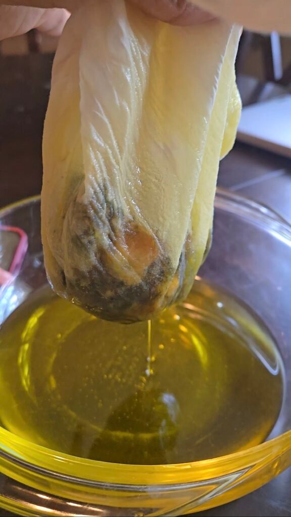 Cómo Macerar Aceite en Casa Haciendo Amacerado E1764566109533 576x1024